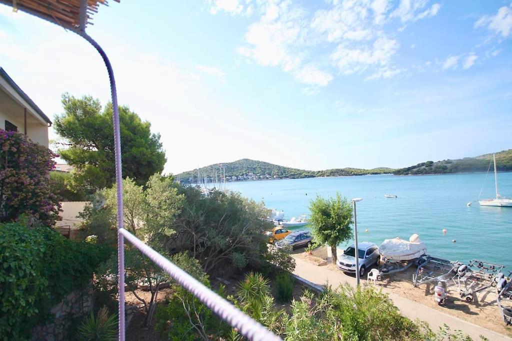 Small House At Seafront Tisno Exterior photo