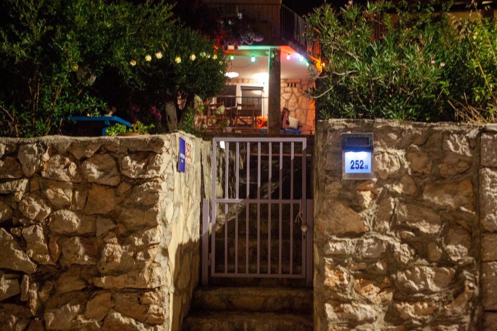 Small House At Seafront Tisno Exterior photo